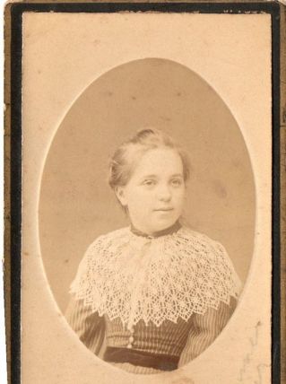 photo ancienne femme cape pèlerine dentelle vers 1900