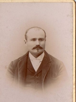 photo ancienne homme à la moustache vers 1900