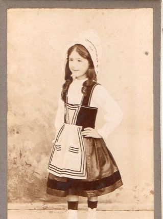 photo ancienne enfant en costume traditionnel vers 1900