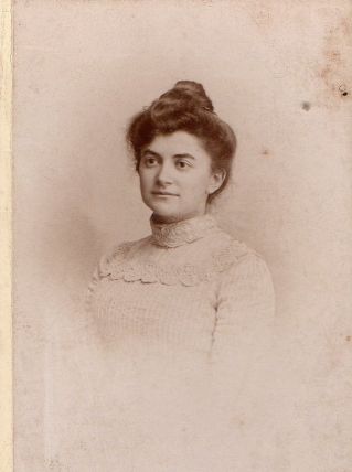 photo ancienne femme au chignon et col dentelle vers 1900