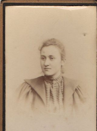 photo ancienne femme au gilet vers 1900