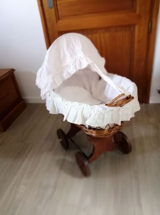 Landau en osier pour poupée