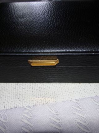 Petit coffre en cuir et intérieur bois