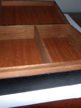 Petit coffre en cuir et intérieur bois