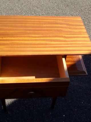 Table d'appoint en bois vernis avec un éclat au coin gauche