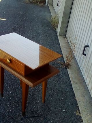 Table d'appoint en bois vernis avec un éclat au coin gauche