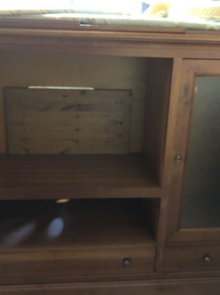 Meuble TV de fabrication artisanale en merisier massif.