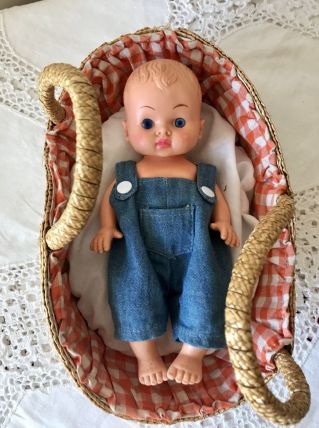 Petit bébé vintage et son couffin 