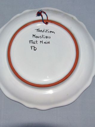 Petite assiette Moustiers décor oiseau signée FD