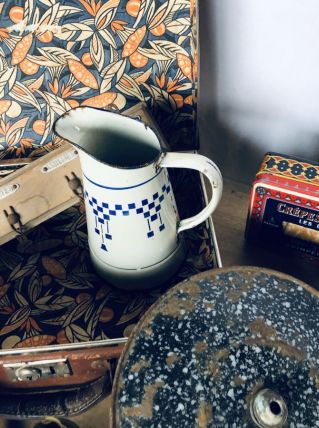 Broc émaillé vintage