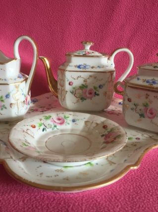 service porcelaine avec son plateau . 