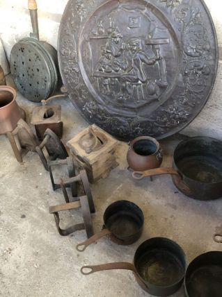 Lot de cuivre , moulin à café , lampe à, fer à repasser etc 