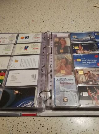 Classeur télécartes presque complet