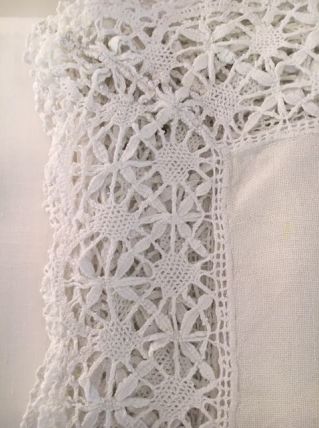 Nappe en lin  2.30mx1.40m et surnappe dentelle 95x100