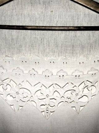 Longue chemise faite et brodée main