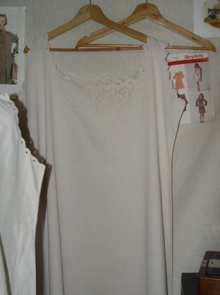 Longue chemise faite et brodée main