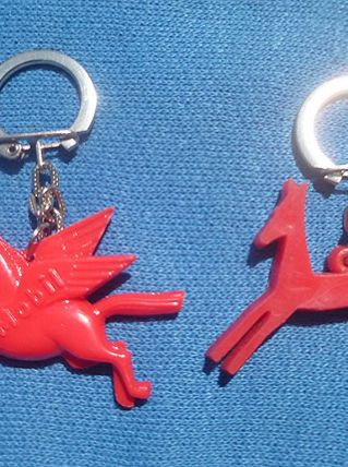 lot  2 anciens porte clefs publicitaires