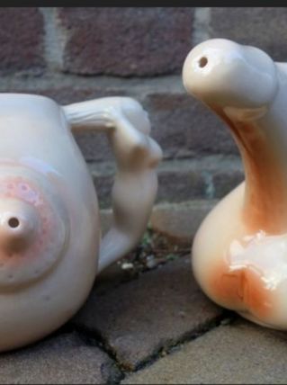 Curiosité erotique tasse cruche brocante
