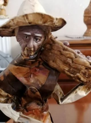 statuettes en papier maché vernis