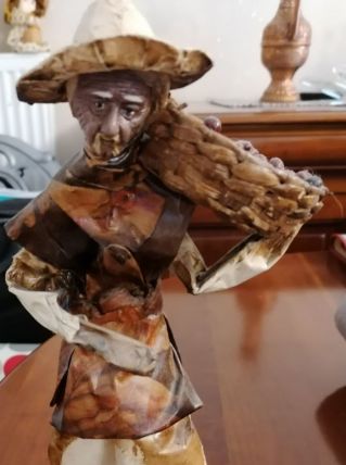 statuettes en papier maché vernis