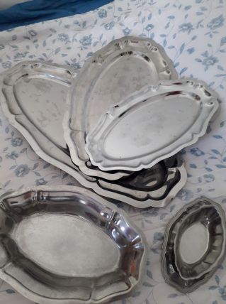 ensemble de 3 plats + 1 saucière + 1 panière 