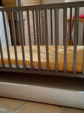 Lit bébé fille  à barreaux avec tiroir