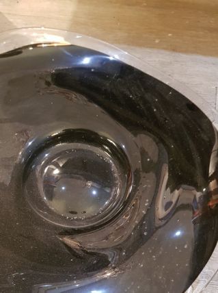 Élégant plat noir en verre 