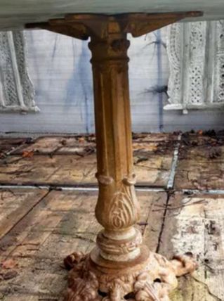 Beau gueridon en marbre et pied en fonte , belle patine