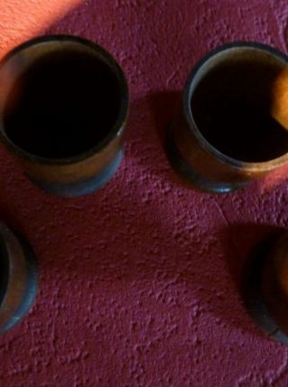 Quatre coquetiers en bois