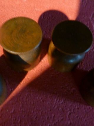 Quatre coquetiers en bois