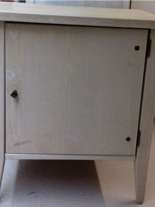 1 petit meuble d'appoint