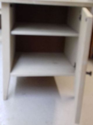 1 petit meuble d'appoint