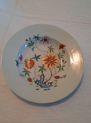 Assiettes et tasses porcelaine 