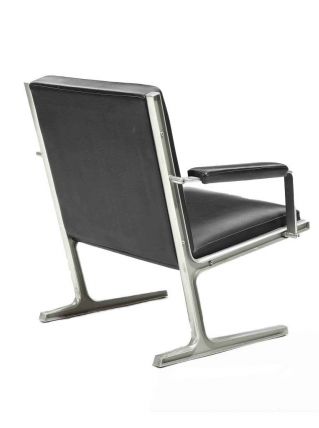 Ditte Heath, Adrian Heath: Un fauteuil en cuir artificiel