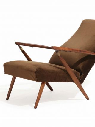 Un fauteuil avec structure en hêtre teinté