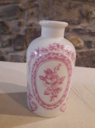 Petit vase en porcelaine de Paris