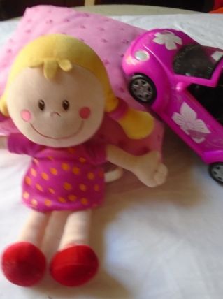 Poupée, voiture et coussin