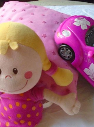 Poupée, voiture et coussin