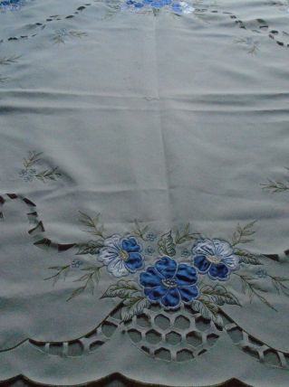Nappe à thé brodée