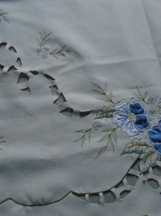 Nappe à thé brodée