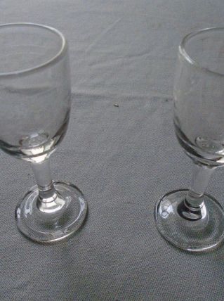 2 verres à liqueur gravés