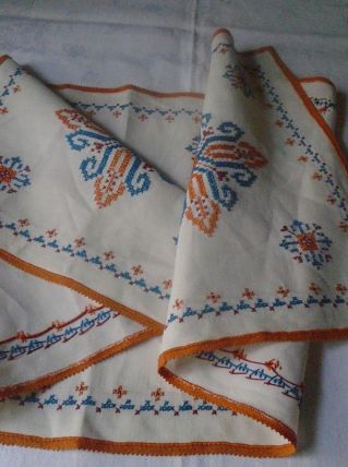 Centre de tablebrodé