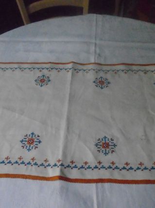 Centre de tablebrodé