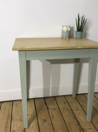 Table d’appoint ou bureau pour chambre d’enfant. 