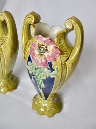 Paire de vases fleuris en barbotine