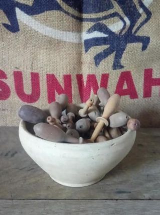 Lot de 35 fuseaux de dentellière (broderie)