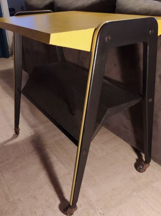 Table d appoint ou télé avec porte revue design rare année 6