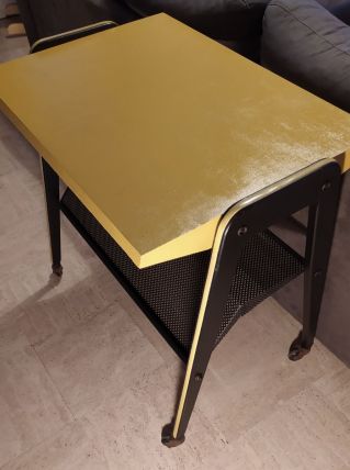 Table d appoint ou télé avec porte revue design rare année 6