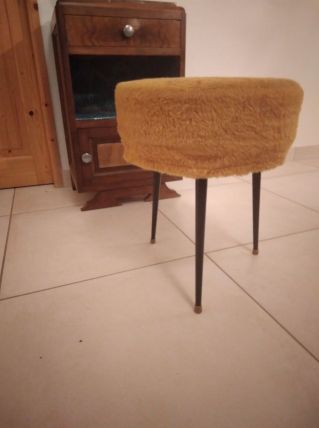 Tabouret moumoute jaune moutarde vintage seventies