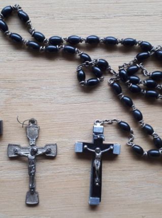 Chapelet de prière et 2 croix 